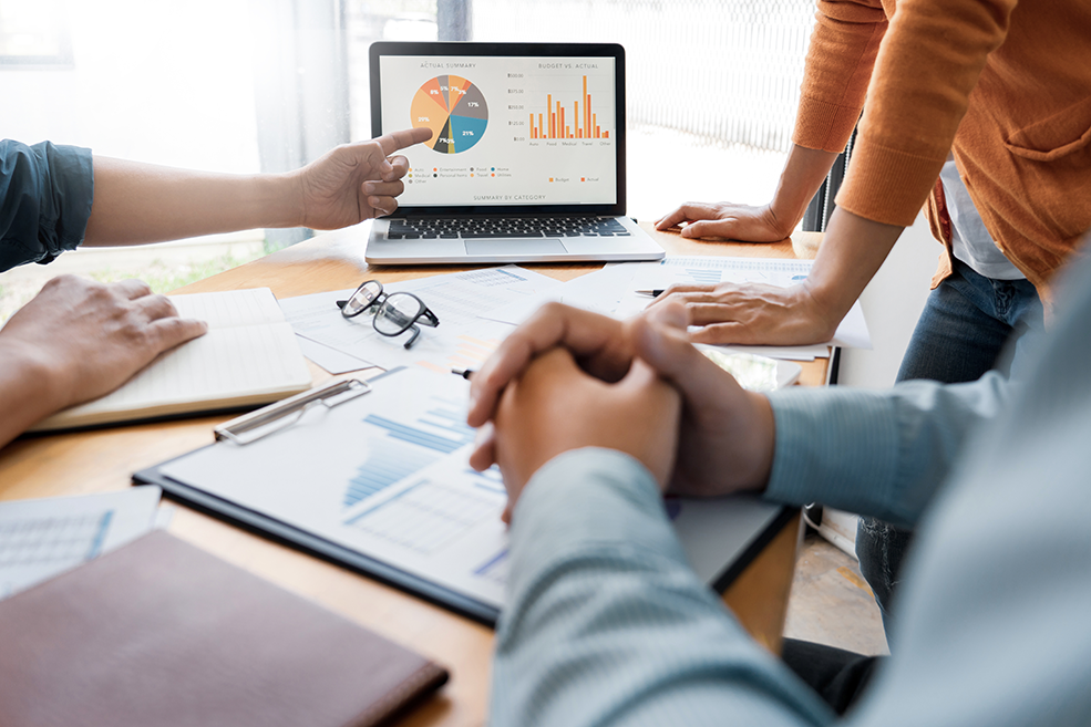 Equipo de marketing en una reunión dialogando sobre la analítica de datos de marketing utilizando una gráfica de las soluciones de marketing de Minitab.