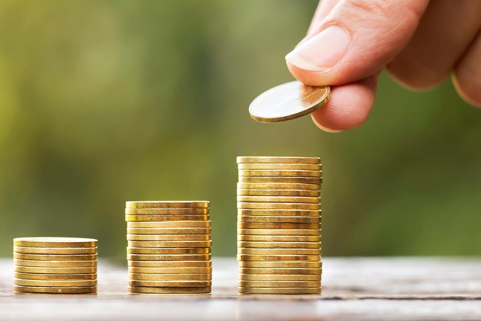 Growing gold money coins and hand, financial services concept, banner ソフトウェア技術
