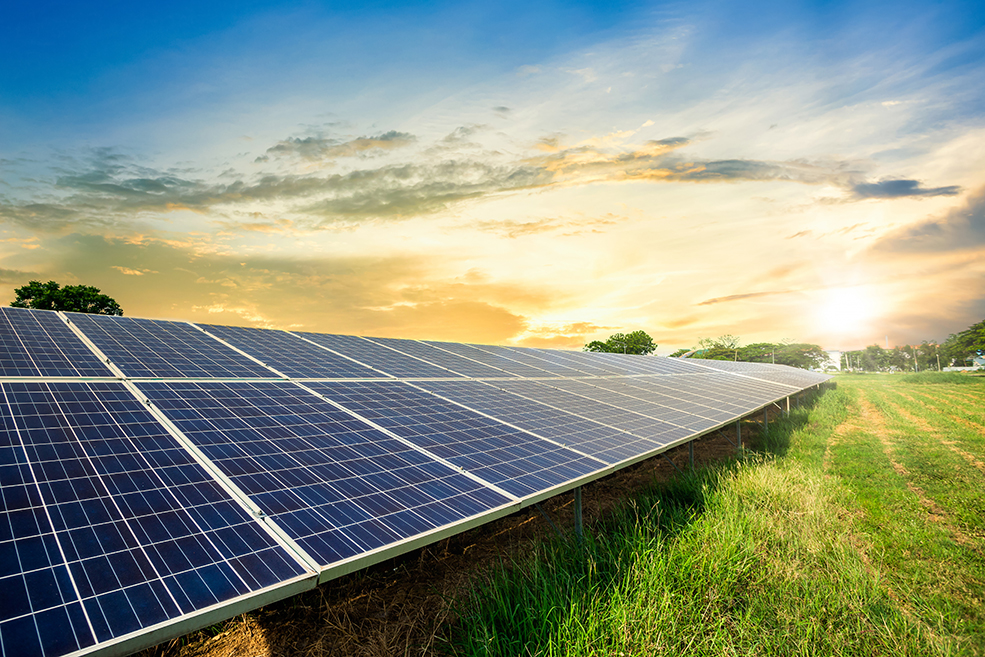 Célula de painel solar com um pôr do Sol dramático de fundo, conceito de energia alternativa limpa. Célula de painel solar com um pôr do Sol dramático de fundo, conceito de energia alternativa limpa.